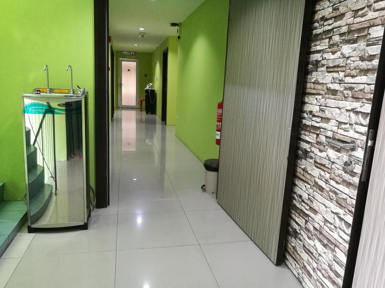 Walk Inn Miri Esterno foto
